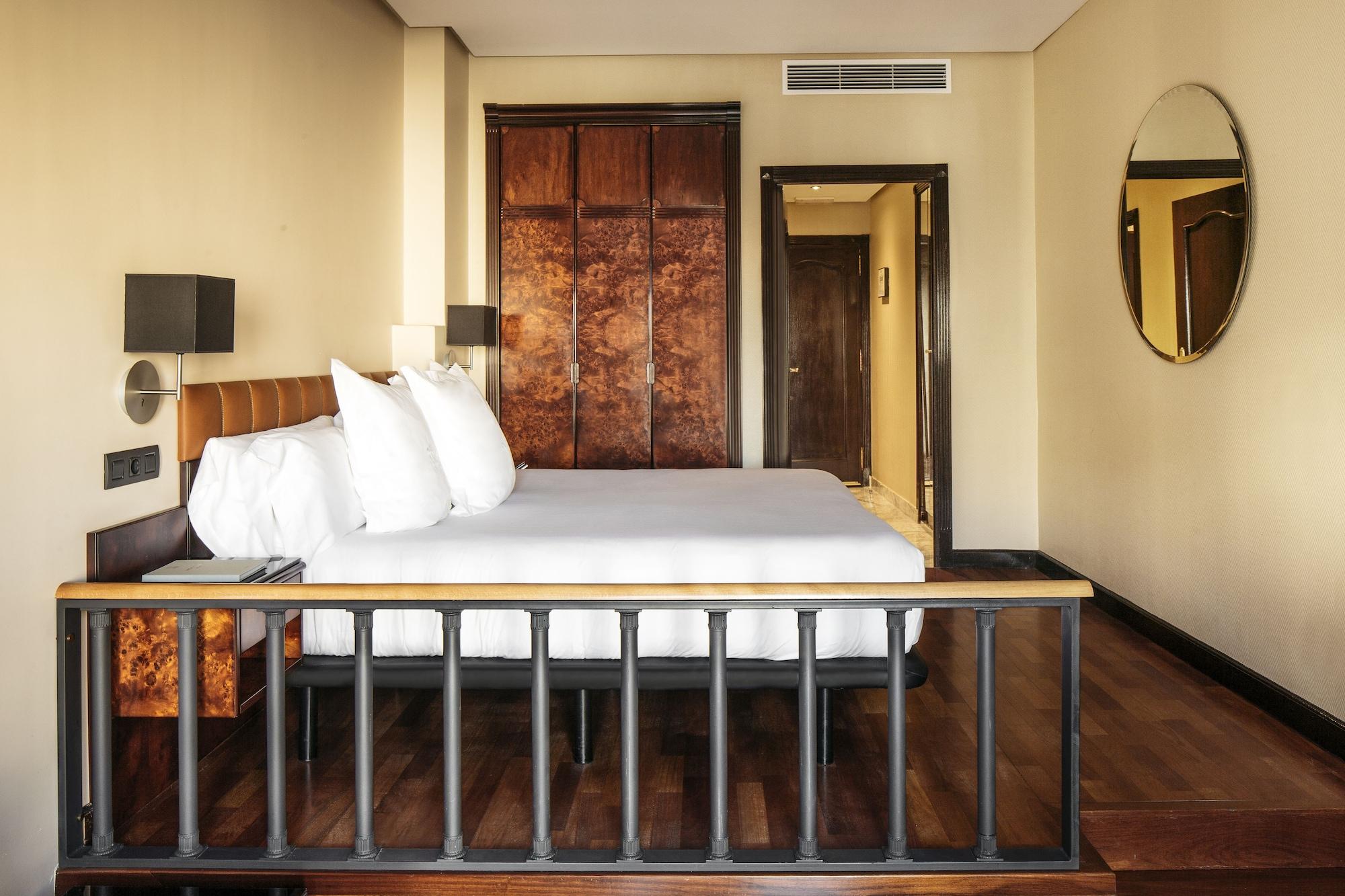 Hotel Villa Real, A Member Of Preferred Hotels & Resorts Madrid Exterior photo A bedroom at the hotel