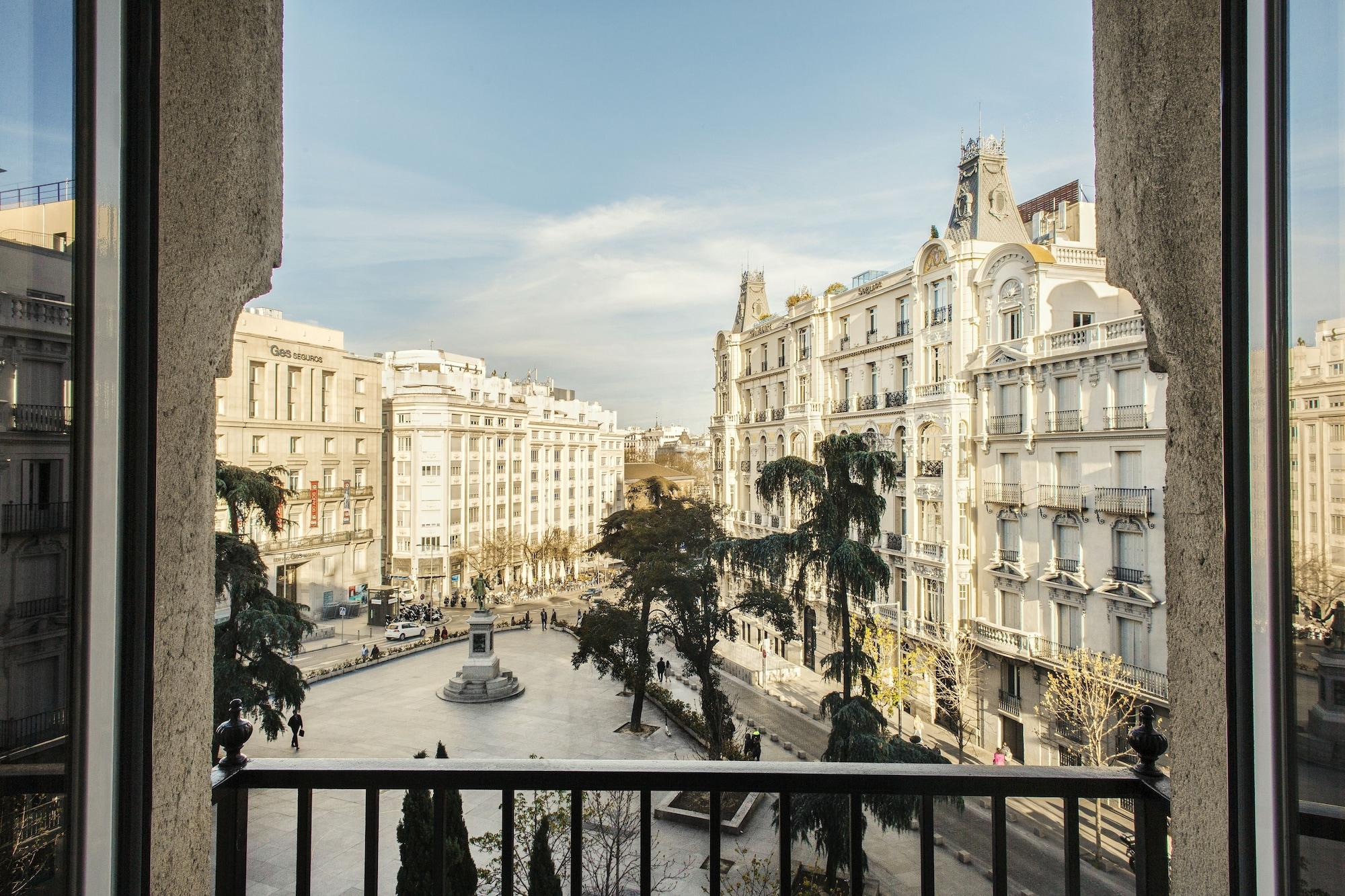Hotel Villa Real, A Member Of Preferred Hotels & Resorts Madrid Exterior photo View of the square from the hotel