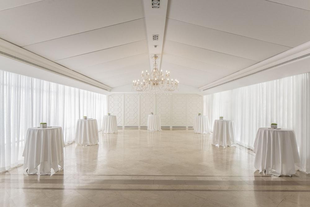 Hotel Villa Real, A Member Of Preferred Hotels & Resorts Madrid Exterior photo The interior of the gallery
