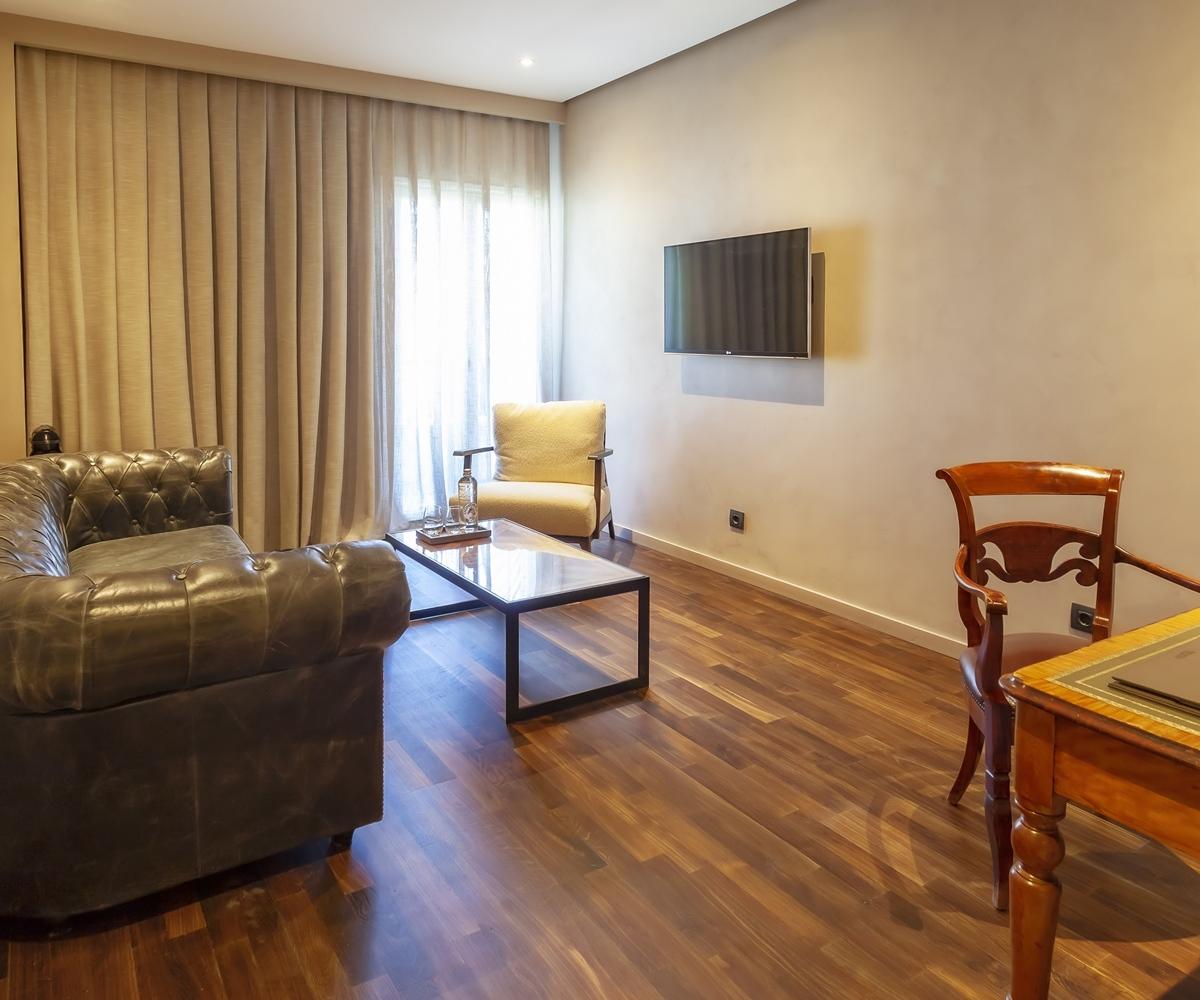 Hotel Villa Real, A Member Of Preferred Hotels & Resorts Madrid Exterior photo A living room in a hotel