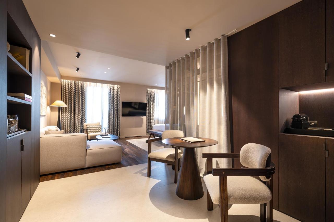 Hotel Villa Real, A Member Of Preferred Hotels & Resorts Madrid Exterior photo A suite at the Mandarin Oriental Paris