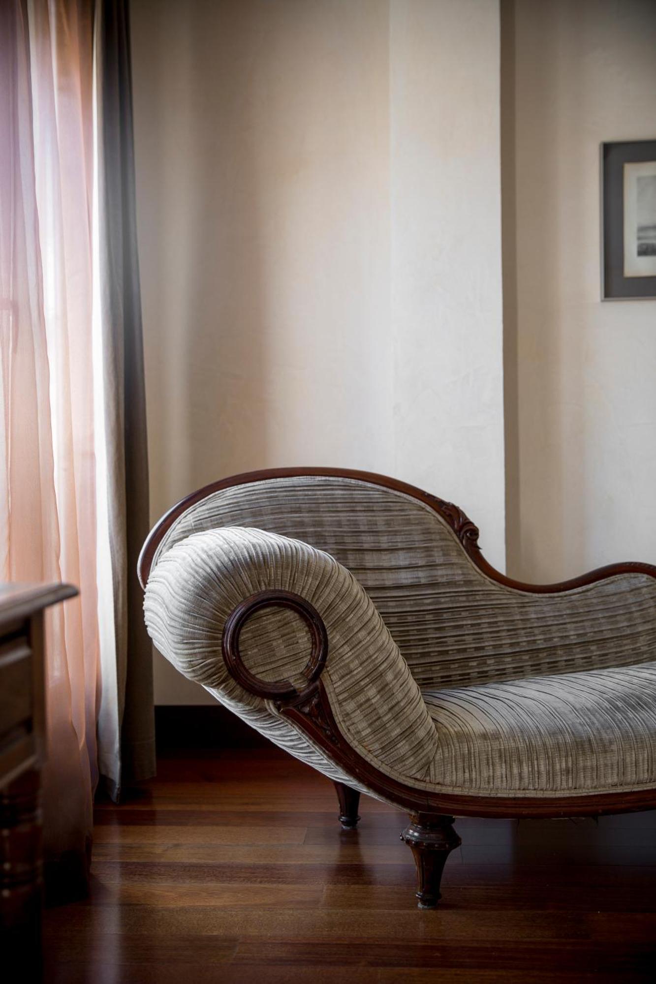 Hotel Villa Real, A Member Of Preferred Hotels & Resorts Madrid Exterior photo A settee