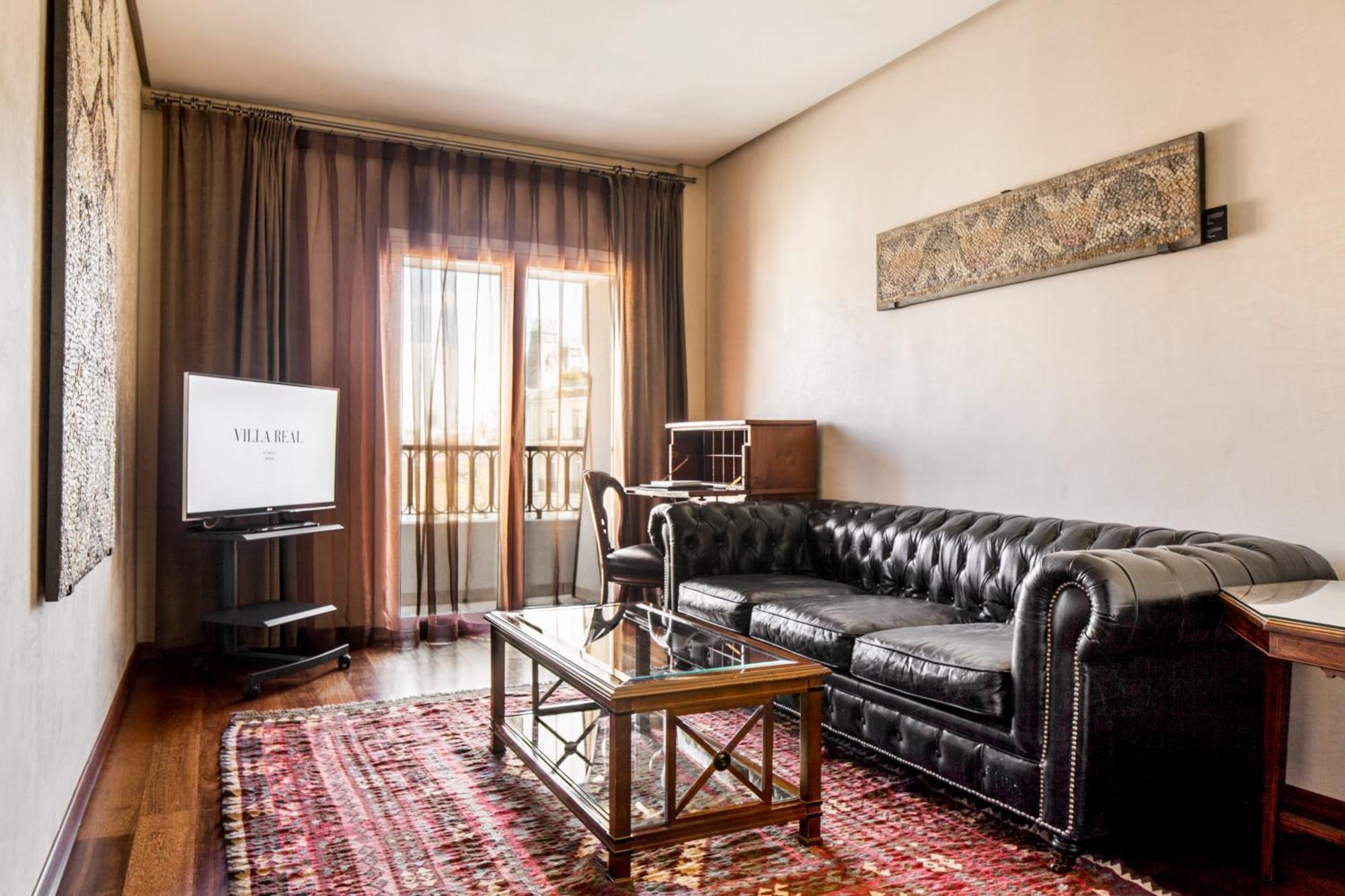 Hotel Villa Real, A Member Of Preferred Hotels & Resorts Madrid Exterior photo A living room with a leather sofa